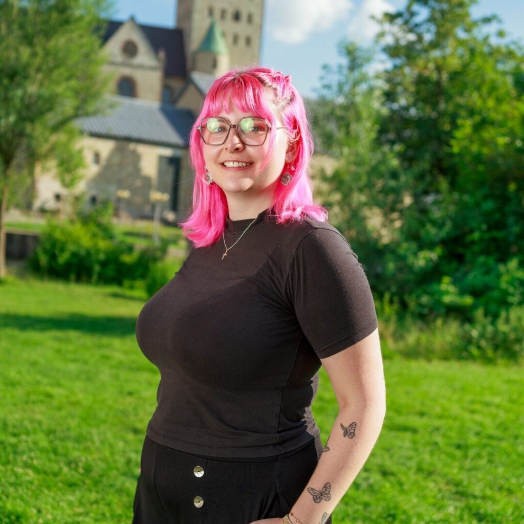 Über uns Cora Partyborn Quadratisch Dom