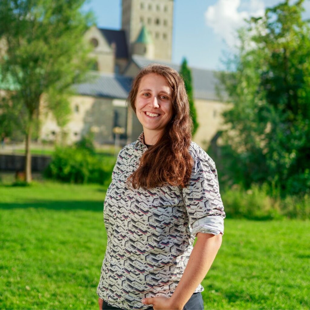 Über uns Sarah Partyborn Quadratisch Dom